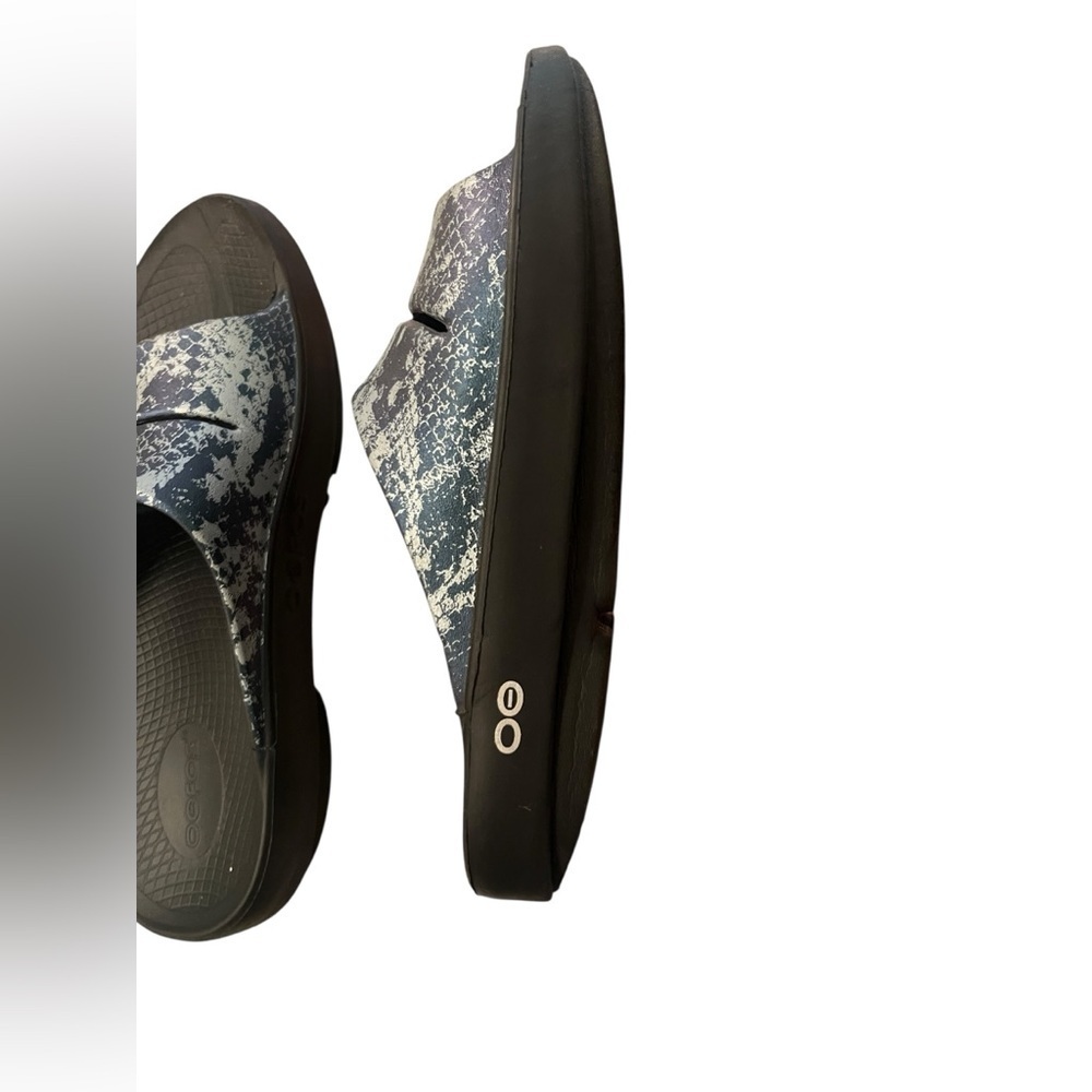 Oofos Woman OOahh Slide Snake Skin Black Blue Gray Slip On Sandals Size 9 - Picture 3 of 7
